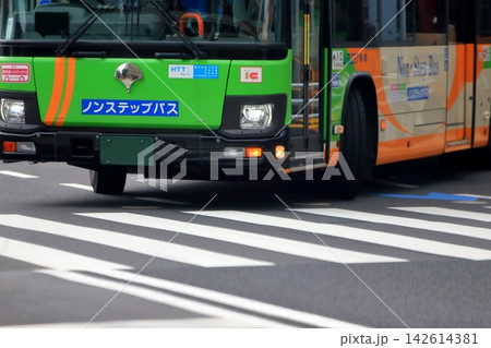 交差点を左折中の路線バス　イメージ 142614381