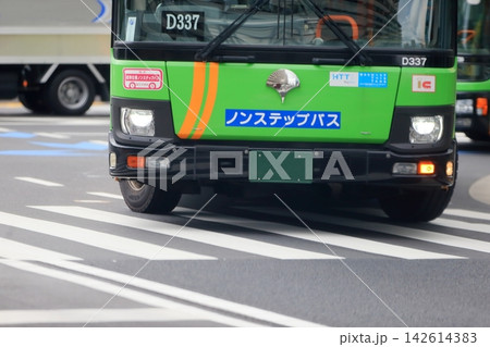 交差点を左折中の路線バス イメージ 交差点を左折中の路線バス イメージ 142614383