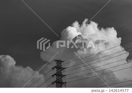 高圧送電線と夏の夕刻の雲 モノクロ　a 142614577