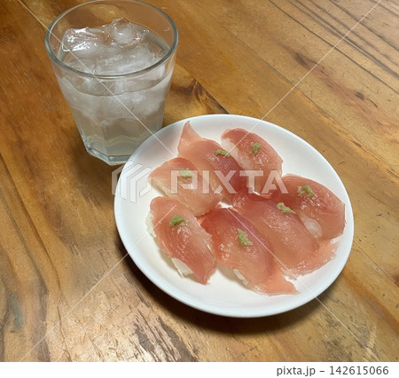 手作りのマグロ握り寿司とレモン炭酸水でおうち晩酌 142615066
