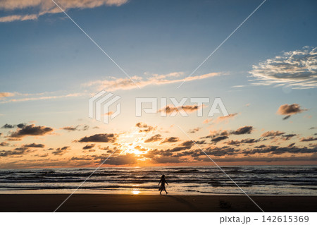 夕焼けの海辺 夕焼けの海辺 142615369