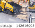 舗装工事　アスファルトフィニッシャ　アスファルト舗装　作業員 142616008