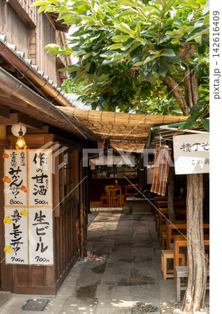 おかげ横丁の中のお店へ続く小道 おかげ横丁の中のお店へ続く小道 142616409