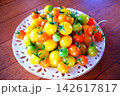 カラフルなミニトマト 皿に盛り付け 1 カラフルなミニトマト 皿に盛り付け 1 142617817
