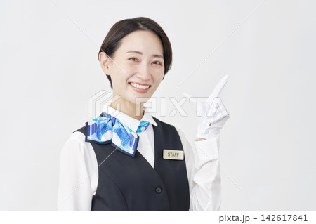 女性スタッフ 受付・バスガイド チェックサイン 白背景 女性スタッフ 受付・バスガイド チェックサイン 白背景 142617841