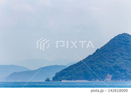 瀬戸内海の多島美と航行する貨物船、穏やかな海と山並みの風景 瀬戸内海の多島美と航行する貨物船、穏やかな海と山並みの風景 142618000