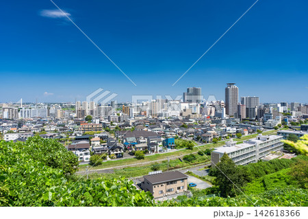 高台から望む聖蹟桜ヶ丘駅周辺の都市風景 142618366