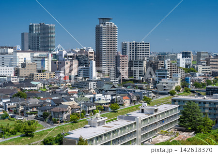 高台から望む聖蹟桜ヶ丘駅周辺の都市風景 142618370