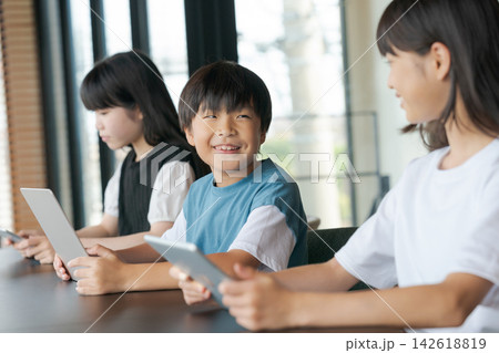 勉強をする小中学生達 勉強をする小中学生達 142618819