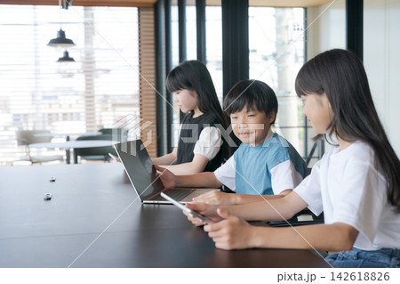 勉強をする小中学生達 勉強をする小中学生達 142618826