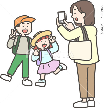 男の子と女の子をスマートフォンで撮影するお母さん 男の子と女の子をスマートフォンで撮影するお母さん 142619680