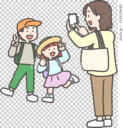 男の子と女の子をスマートフォンで撮影するお母さん 男の子と女の子をスマートフォンで撮影するお母さん 142619680
