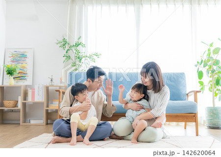 リビングでくつろぐ家族 リビングでくつろぐ家族 142620064