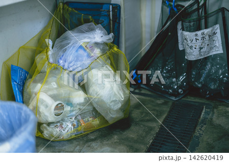 集合住宅のゴミステーションに置かれたプラスチックごみ 集合住宅のゴミステーションに置かれたプラスチックごみ 142620419