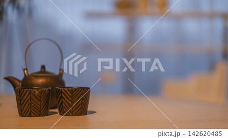 店内のテーブルに置かれた茶器 店内のテーブルに置かれた茶器 142620485