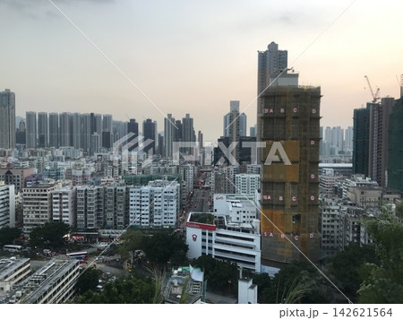 香港の高層ビル群と市街地を望む夕暮れの街並み 香港の高層ビル群と市街地を望む夕暮れの街並み 142621564
