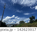 晩夏の正午過ぎ、田舎の空 142623017