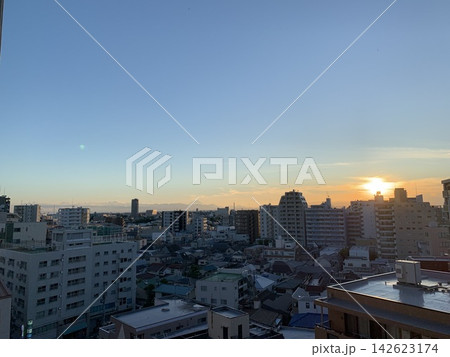 一日の終わりを染める光|都会に沈む夕日の絶景 一日の終わりを染める光|都会に沈む夕日の絶景 142623174