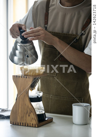 コーヒを淹れている人物 142623718