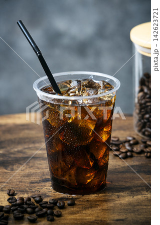 コーヒー豆とアイスコーヒー 142623721