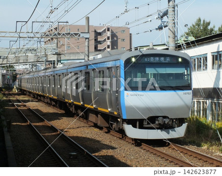 ヨコハマネイビーブルーに塗装変更前の相模鉄道10000系10702編成(和田町駅にて撮影) 142623877