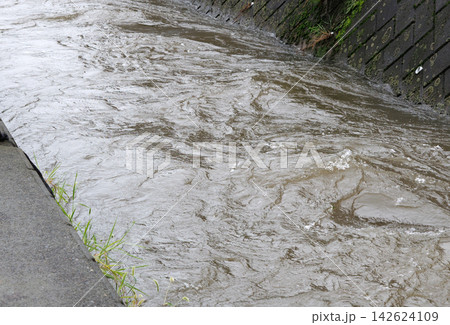 大雨で増水した川 大雨で増水した川 142624109