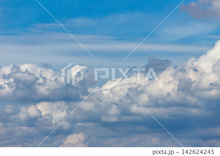 重なり合うボリューム感のある白雲と青空のドラマチックな広がり - 夏の上空のクローズアップ - 重なり合うボリューム感のある白雲と青空のドラマチックな広がり - 夏の上空のクローズアップ - 142624245