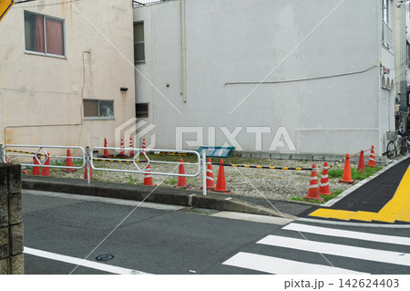 住宅の解体で角地にできた更地 住宅の解体で角地にできた更地 142624403