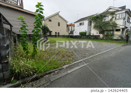 住宅の解体でできた更地 142624405