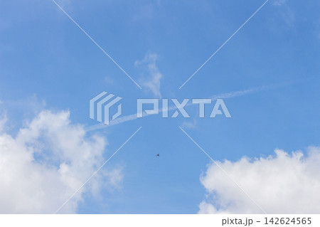 青空を横切る飛行機雲と鳥の姿が映える爽やかな上空 - 見上げるアングル 青空を横切る飛行機雲と鳥の姿が映える爽やかな上空 - 見上げるアングル 142624565