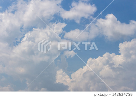 青空を背景に幾重にも重なるモコモコとした白雲群の広がり - 見上げるアングル 青空を背景に幾重にも重なるモコモコとした白雲群の広がり - 見上げるアングル 142624759