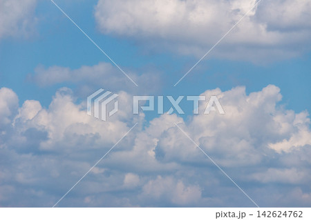 上空と下部に段違いで広がる立体的でモコモコとした白雲と青空の眺め - 見上げるアングル 上空と下部に段違いで広がる立体的でモコモコとした白雲と青空の眺め - 見上げるアングル 142624762