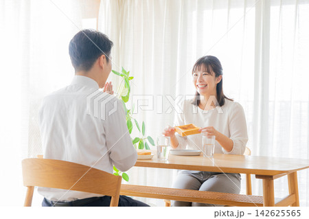 朝食を食べる夫婦 朝食を食べる夫婦 142625565