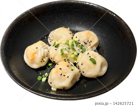 台北で人気の焼き小籠包（生煎包） 黒皿と白背景の切り抜き写真 142625721