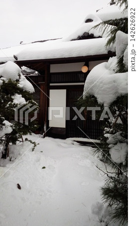 雪の積もった古民家 142626922