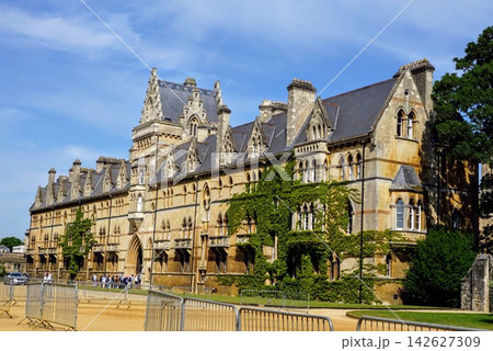 イギリスの街に建つ壮麗な歴史的建築 イギリスの街に建つ壮麗な歴史的建築 142627309