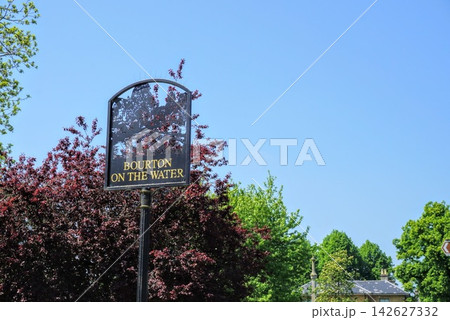 イギリスの観光地 ボートン・オン・ザ・ウォーターの看板 イギリスの観光地 ボートン・オン・ザ・ウォーターの看板 142627332