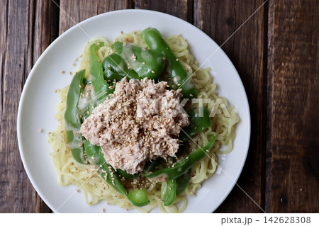 ツナマヨとピーマンの冷やしラーメン 変わり種冷やし中華 ツナマヨとピーマンの冷やしラーメン 変わり種冷やし中華 142628308