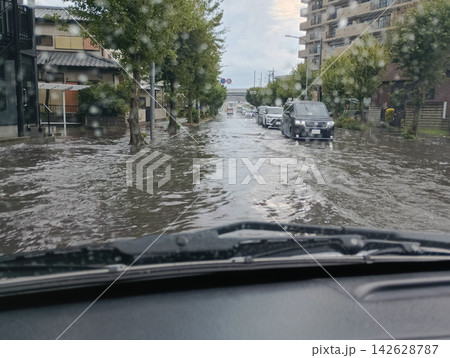 冠水した道路を走る自動車　（走行中撮影） 142628787