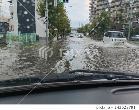 冠水した道路を走る自動車 (走行中撮影) 冠水した道路を走る自動車 (走行中撮影) 142628791