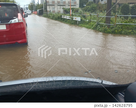 冠水した道路を走る自動車　（走行中撮影） 142628795