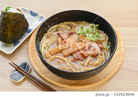 メンマチャーシューをトッピングした醤油豚骨ラーメン メンマチャーシューをトッピングした醤油豚骨ラーメン 142629646