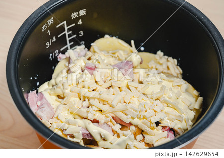 炊飯器に入れた材料に最後追いチーズ 炊飯器に入れた材料に最後追いチーズ 142629654