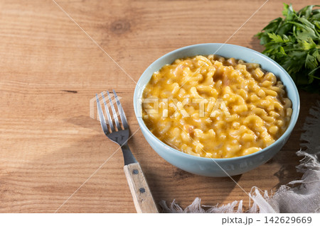 Traditional mac and cheese in bowl. Traditional mac and cheese in bowl. 142629669
