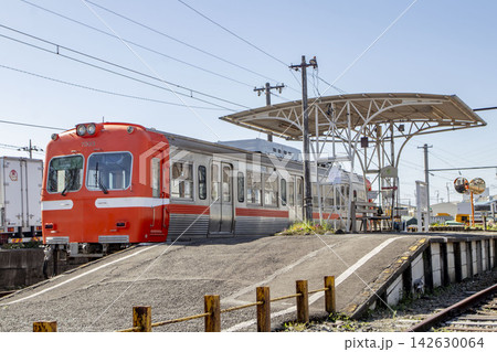 岳南江尾駅に停車中の電車 岳南江尾駅に停車中の電車 142630064