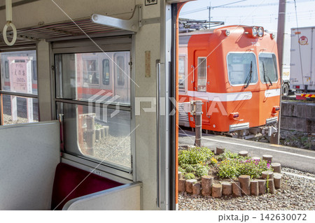 岳南江尾駅に停車中の電車 岳南江尾駅に停車中の電車 142630072