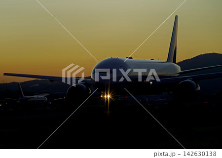 夕暮れの飛行機 夕暮れの飛行機 142630138