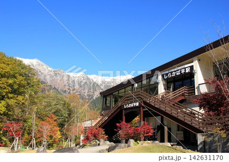 新穂高ロープウェイしらかば平駅の紅葉と雪景色の北アルプスの山々 新穂高ロープウェイしらかば平駅の紅葉と雪景色の北アルプスの山々 142631170