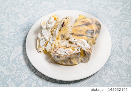 春巻きの皮で作った手作りチョコバナナクレープ 春巻きの皮で作った手作りチョコバナナクレープ 142632145