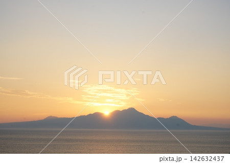 夕日が沈む雲仙普賢岳 夕日が沈む雲仙普賢岳 142632437
